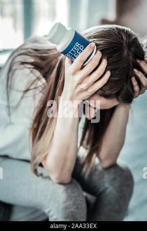 Cupa bella giovane donna che mantiene la sua testa Foto Stock
