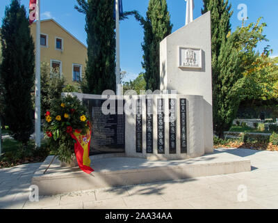 Stock Foto del monumento ai caduti soldati spagnoli di caschi blu con una bandiera spagnola e alcuni fiori a Mostar, Erzegovina Foto Stock