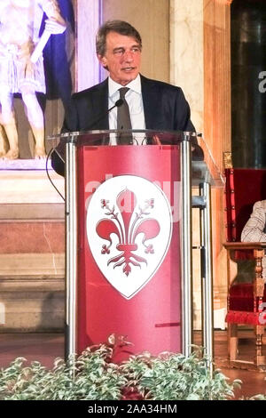 Il presidente del Parlamento europeo Davide Sassoli riceve le chiavi della città di Firenze dal Sindaco della città, Dario Nardella, nel corso di una cerimonia in Palazzo Vecchio a Firenze, Italia. Dotato di: Davide Sassoli dove: Firenze, Toscana, Firenze quando: 19 Oct 2019 Credit: IPA/WENN.com * * disponibile solo per la pubblicazione in UK, USA, Germania, Austria, Svizzera** Foto Stock