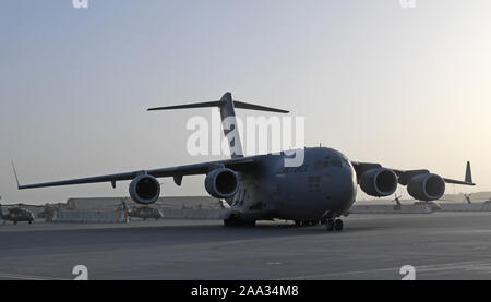 Un U.S. Air Force C-17 Globemaster III taxi ad un posto di parcheggio su Kandahar Airfield, Afghanistan, Dic 29, 2017. Gli sforzi di Kandahar Airfield sono a sostegno della nuova campagna in Afghanistan. (U.S. Air Force photo by Staff Sgt. Sean Martin) Foto Stock