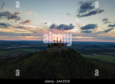 Veduta aerea del Castello Hohenzollern durante il tramonto. Germania in estate Foto Stock