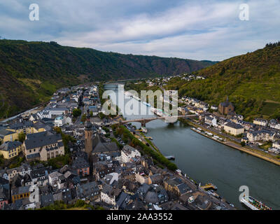 Veduta aerea del castello di Cochem e sul fiume Mosella. Germania in estate Foto Stock