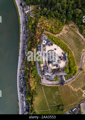 Veduta aerea del castello di Cochem e sul fiume Mosella. Germania in estate Foto Stock