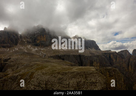 Vista aerea del Brunecker Turm, Sassolungo montagna e passo passo Gardena durante il tramonto. Dolomiti in Alto Adige Foto Stock