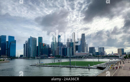 SINGAPORE-Maggio 19, 2019 : Cityscape Singapore e moderna città finanziaria in Asia. Il Marina Bay landmark di Singapore. Paesaggio di business building. Foto Stock