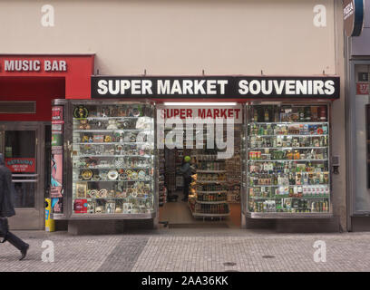 Uno dei molti supermercati nel centro della capitale ceca Praga, principalmente per i turisti, con una vasta selezione di bevande alcoliche e negozio di souvenir Foto Stock