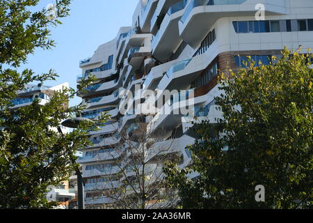 Citylife a Milano, Lombardia, Italia. Circa il 10/2019. CityLife Milano complesso residenziale. Palazzi progettati da Zaha Hadid e circondato da giardini verdi. Foto Stock