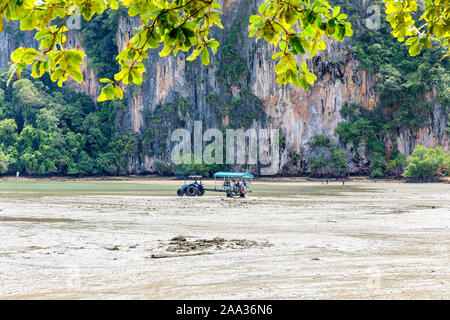 Grande marea bassa sul Railay Beach in una bella giornata di sole con nuvole bianche. Krabi, Thailandia Foto Stock