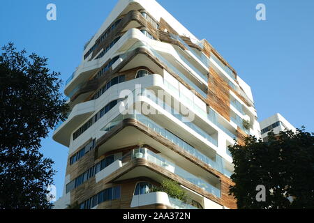 Citylife a Milano, Lombardia, Italia. Circa il 10/2019. CityLife Milano complesso residenziale. Palazzi progettati da Zaha Hadid e circondato da giardini verdi. Foto Stock