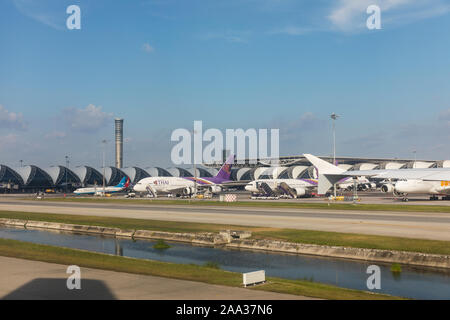 BANGKOK IN THAILANDIA - novembre 2019. Aeroporto di Suvarnabhumi è uno dei due aeroporti internazionali che servono di Bangkok, Thailandia. L'aeroporto è situato a Bang Foto Stock