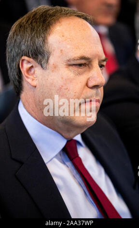 DUP è Nigel Dodds con parte dei candidati per la prossima elezione generale ascoltare leader del partito Arlene Foster parlando durante il lancio di un nuovo piano strategico a W5 a Belfast. Foto di PA. Picture Data: martedì 19 novembre, 2019. Vedere PA storia politica elezione . Foto di credito dovrebbe leggere: Liam McBurney/PA FILO Foto Stock