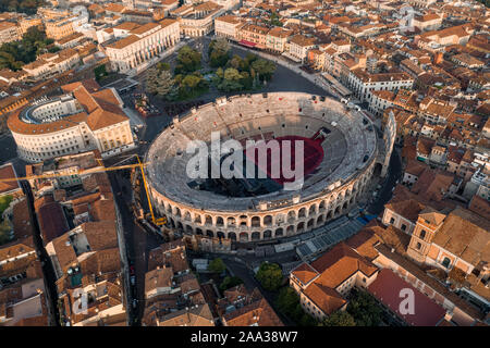 Antenna fuco shot vista del tramonto su antico anfiteatro romano a Verona, Italia Foto Stock