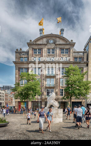 Amsterdam, Piazza Dam, Paesi Bassi 07/27/2019, De Bijenkorf su piazza Dam, lussuoso centro commerciale in estate, cielo blu Foto Stock