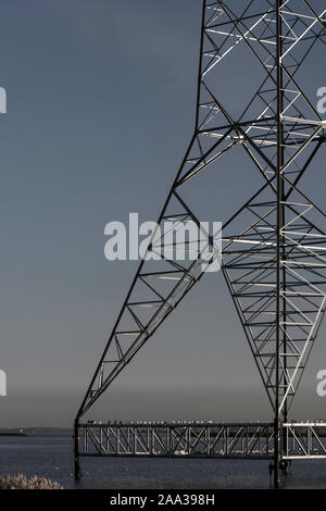 Montante di elettricità, elettricità pilone, concetto astratto, trasporto di energia eolica, linee elettriche su uno sfondo di colore blu e arancio, sky morni soleggiato Foto Stock