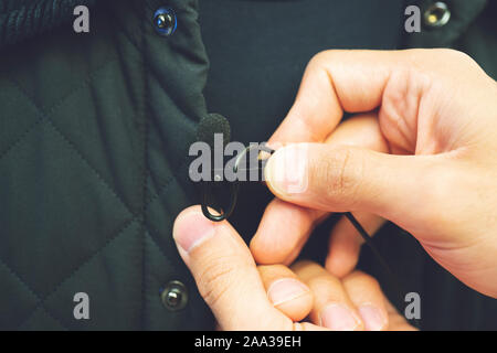 La registrazione televisiva intervista in broadcast news studio. Media, produzione, microfono e concetto di broadcast Foto Stock