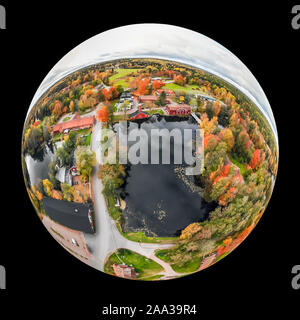 Antenna vista panoramica in forma di piccolo pianeta del vecchio villaggio Ruotsinpyhtaa in autunno, Finlandia. Foto Stock