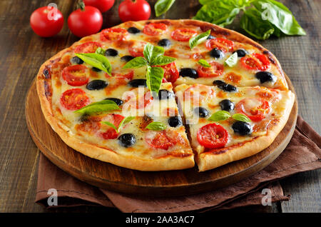 Fette di pizza con pomodoro e olive, vista ravvicinata Foto Stock