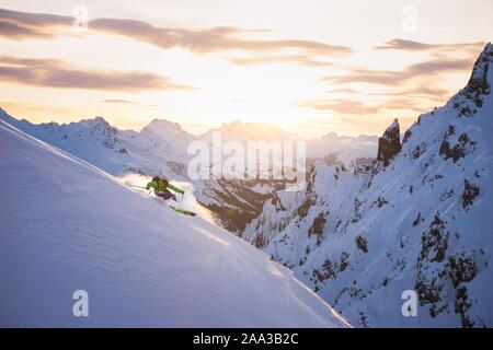 Uomo di sci in polvere di neve, Alpi austriache, Arlberg, Salisburgo, Austria Foto Stock