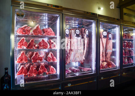 Close-up di una riga del display frigoriferi con materie di tagli di carne utilizzati per cuocere le bistecche fiorentine, un tipico piatto Toscano, Firenze, Toscana, Italia Foto Stock