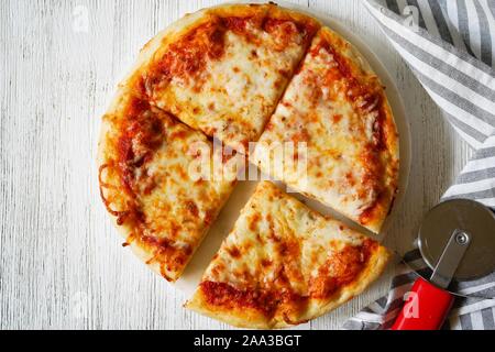 Formaggio di casa Pizza, vista dall'alto in basso Foto Stock