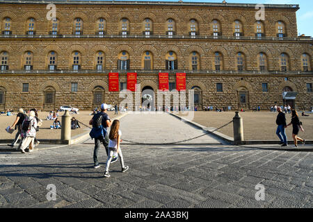 Facciata di Palazzo Pitti, un famoso complesso museale nel centro storico di Firenze, Sito Patrimonio Mondiale dell'Unesco, con turisti, Toscana, Italia Foto Stock