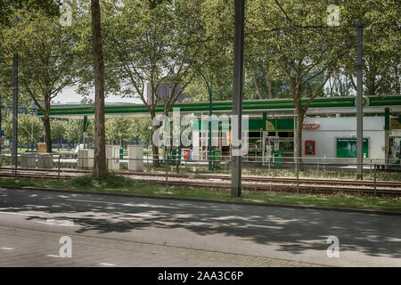 Amsterdam, Parnassusweg, Paesi Bassi, 07/24/2019, BP gas station, zuidas, British Petroleum Foto Stock