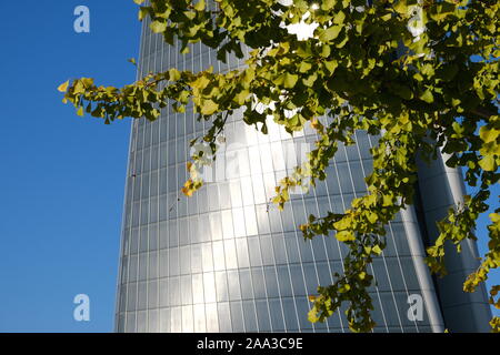 Citylife a Milano, Lombardia, Italia. Circa il 10/2019. Generali Assicurazioni grattacielo a Milano Citylife circondato da alberi con foglie verdi. Foto Stock