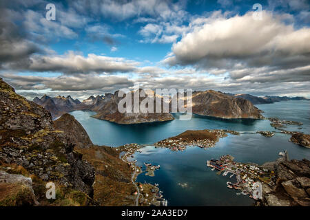Vista da Mt Reinebringen, Moskenes, Lofoten, Nordland, Norvegia Foto Stock