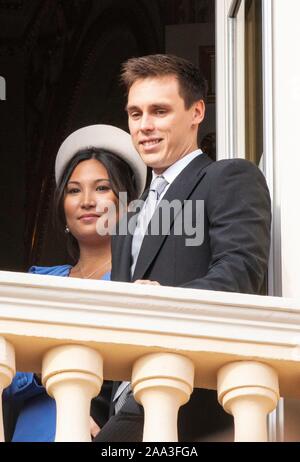 Monaco Ville, Monaco. Xix Nov, 2019. Louis Ducruet e Marie Chevallier presso il Palazzo Principesco a Monaco-Ville, il 19 novembre 2019, in occasione della celebrazione del Monaco?s Giornata Nazionale Credito: Albert Nieboer/ Paesi Bassi OUT/point de vue OUT |/dpa/Alamy Live News Foto Stock