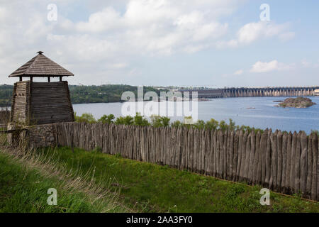 Zaporizhia - Ucraina, Maggio 02, 2015: la torre di legno e fortificazioni di protezione nel Museo di Cosacchi Zaporizhian sull isola di Khortytsia Foto Stock