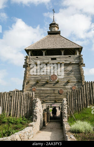 Zaporizhia - Ucraina, Maggio 02, 2015: la torre di legno e fortificazioni di protezione nel Museo di Cosacchi Zaporizhian sull isola di Khortytsia Foto Stock