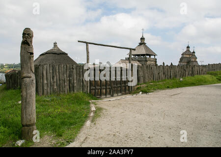 Zaporizhia - Ucraina, Maggio 02, 2015: la protezione di legno fortificazioni nel Museo di Cosacchi Zaporizhian sull isola di Khortytsia, Ucraina Foto Stock