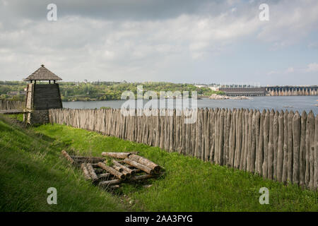 Zaporizhia - Ucraina, Maggio 02, 2015: la torre di legno e fortificazioni di protezione nel Museo di Cosacchi Zaporizhian sull isola di Khortytsia Foto Stock