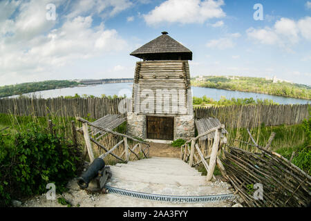 Zaporizhia - Ucraina, Maggio 02, 2015: la torre di legno e fortificazioni di protezione nel Museo di Cosacchi Zaporizhian sull isola di Khortytsia Foto Stock