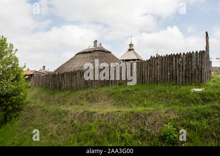 Zaporizhia - Ucraina, Maggio 02, 2015: la protezione di legno fortificazioni nel Museo di Cosacchi Zaporizhian sull isola di Khortytsia, Ucraina Foto Stock