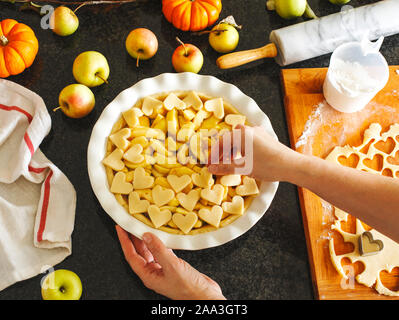 La donna la preparazione tradizionale torta di mele Foto Stock