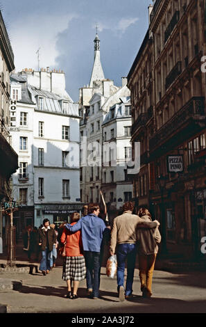 Giovani circa 1974 sulla rue Saint-Severin a Parigi una immagine scansionata Foto Stock