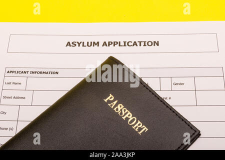 Concetto di viaggio che mostra un passaporto e un modulo per la domanda di asilo su uno sfondo giallo Foto Stock