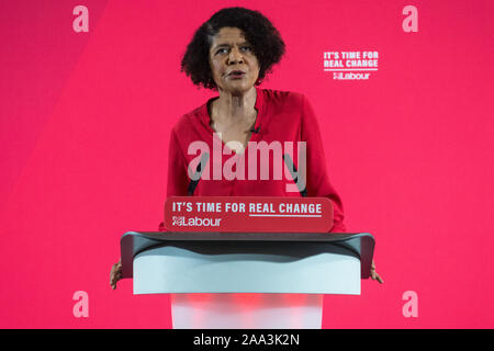 Londra, Regno Unito. 19 Novembre, 2019. Chi Onwurah, candidato del lavoro per Newcastle Central, introduce un importante discorso sull'economia dal Cancelliere ombra John McDonnell. Credito: Mark Kerrison/Alamy Live News Foto Stock