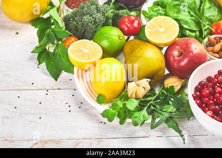 Selezione di cibi ricchi di antiossidanti e di vitamine e minerali Foto Stock