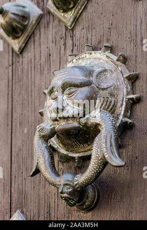 Respingente in corrispondenza di una porta di Merida Cattedrale (Catedral de Yucatan) in Merida, Messico. Foto Stock