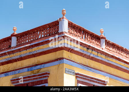 Dipinto luminosamente, colorato edificio coloniale di dettaglio in San Cristobal de las Casas, Chiapas, Messico. Foto Stock