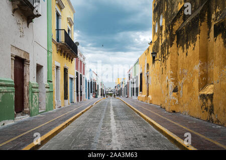 Dipinto luminosamente case in Campeche, Messico Foto Stock