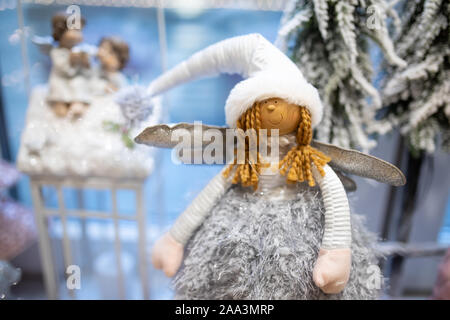 Natale doll Angel girl nel tappo bianco e ali, festosa decorazione di interni in casa Foto Stock