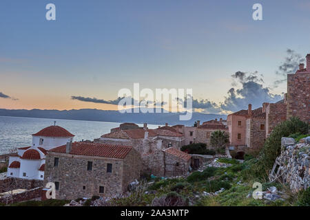 Vicolo di pietra nel pittoresco castello città di Monemvasia durante l'inverno. Architettoniche degli edifici in pietra e belle strette strade pavimentate Foto Stock