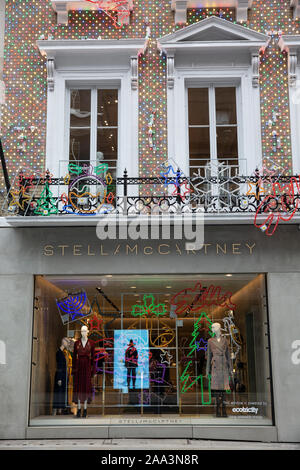 Stella McCartney boutique di moda natale vetrina Old Bond Street, Mayfair, London, England, Regno Unito Foto Stock