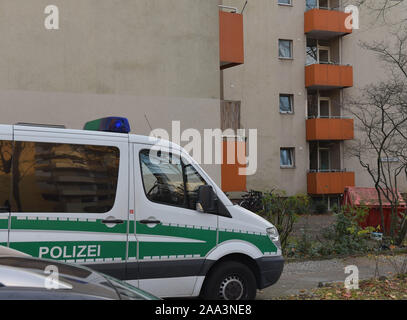 Berlino, Germania. Xix Nov, 2019. Un veicolo di polizia è in piedi di fronte alla casa di un 26-anno-vecchio uomo che è stato arrestato perché sospettato di terrorismo. Dicono che il siriano ha acquistato prodotti chimici per rendere le bombe. (Su 'comprato i prodotti chimici per la bomba-making - Terrore il sospetto arrestato') Credito: Paolo Zinken/dpa/ZB/dpa/Alamy Live News Foto Stock