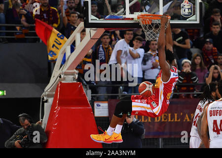 Arriva la seconda vittoria consecutiva per la Virtus Roma che presso il Palazzo dello Sport di Eur ha la meglio sul Carpegna Prosciutti Basket Pesaro per 92-83 al termine di un sofferto e gara equilibrata fino alla fine. La Virtus Roma con il rotolo e con Jefferson (influenza) e Dyson (disturbo muscolare) attraverso il servizio. (Foto di Domenico Cippitelli/Pacific Stampa) Foto Stock