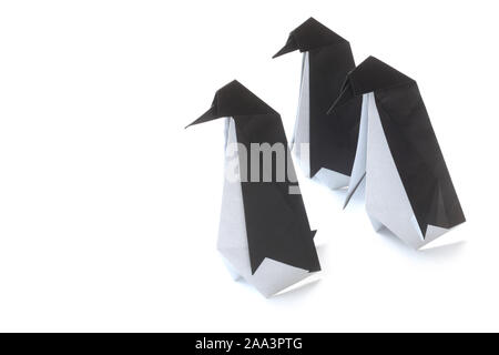 Tre Origami pinguini isolato su bianco Foto Stock