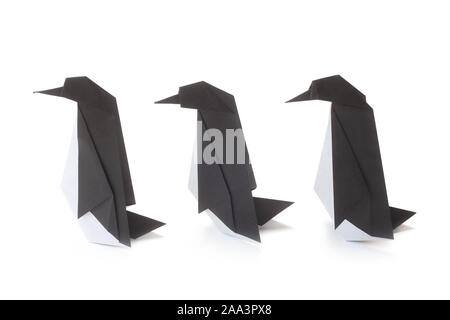 Tre Origami pinguini isolato su bianco Foto Stock